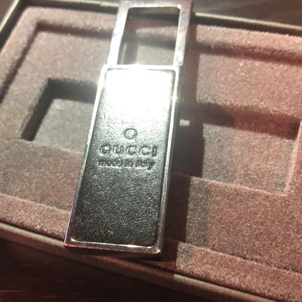 This is a Gucci keychain - Picture 2 of 4